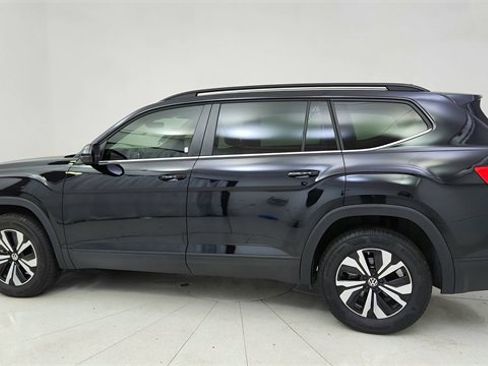Used 2025 Volkswagen Atlas SE image 4