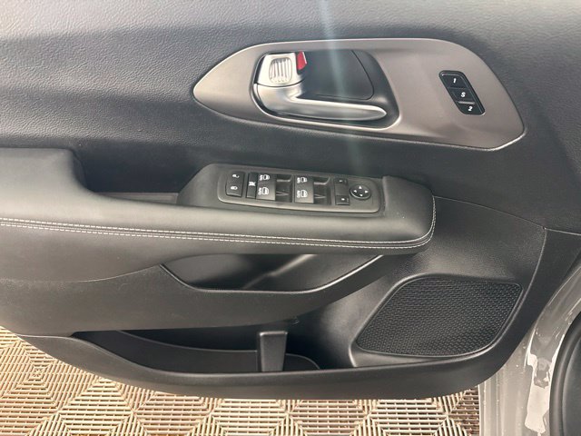 Used 2025 Chrysler Pacifica Select FWD image 20