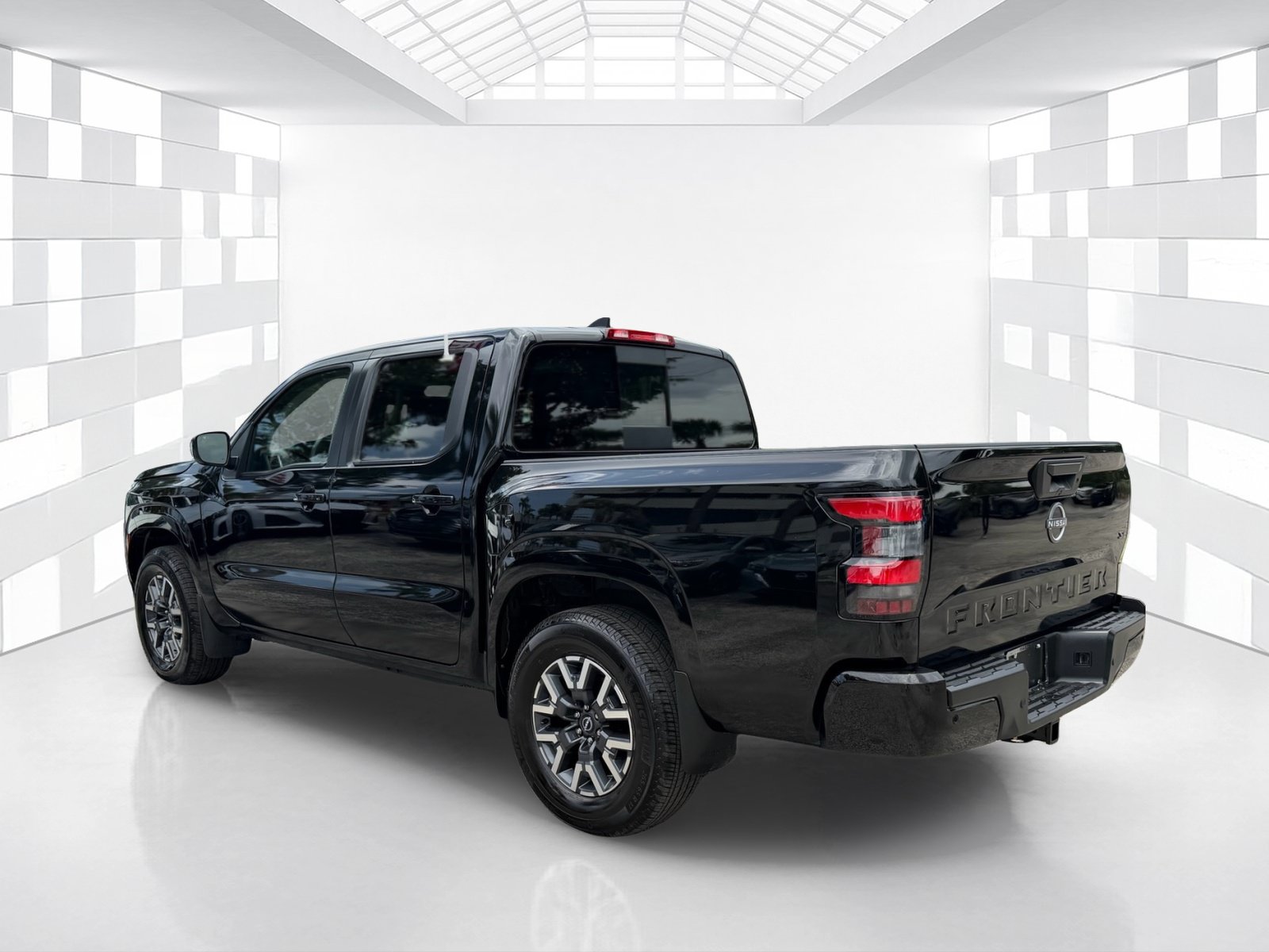 Certified 2024 Nissan Frontier SL w/ Technology Package RWD image 5