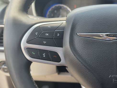 Used 2024 Chrysler Pacifica Touring-L FWD image 18