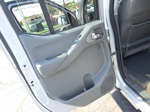 Used 2015 Nissan Frontier SL w/ Moonroof Package AWD/4WD image 31