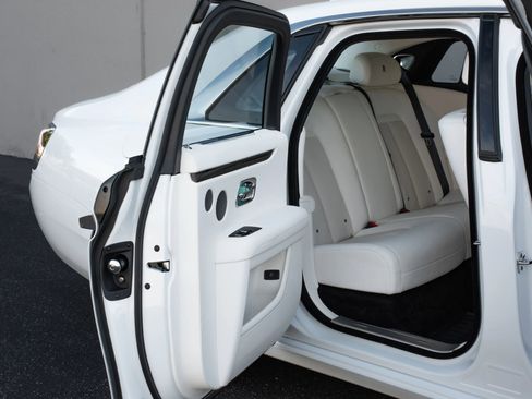 Used 2024 Rolls-Royce Ghost image 32