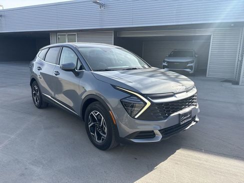 Used 2025 Kia Sportage LX image 3