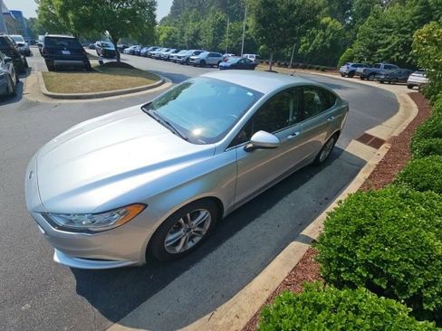 Used 2018 Ford Fusion SE w/ Fusion SE Technology Package FWD image 3
