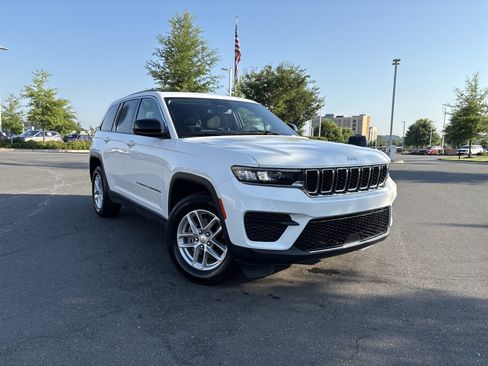Certified 2023 Jeep Grand Cherokee Laredo AWD/4WD image 2