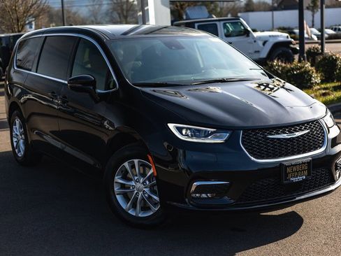 New 2026 Chrysler Pacifica Select image 2