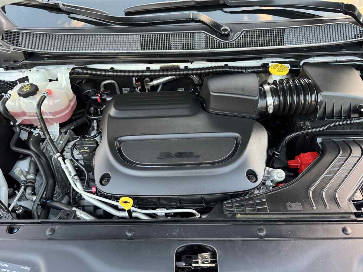 Used 2023 Chrysler Pacifica Touring-L FWD image 8