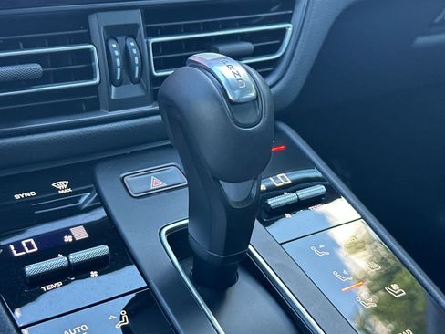 Certified 2025 Porsche Macan AWD/4WD image 24