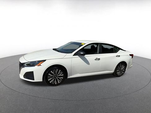 Used 2025 Nissan Altima 2.5 SV FWD image 8