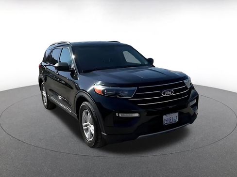 Used 2024 Ford Explorer XLT w/ Equipment Group 202A image 3