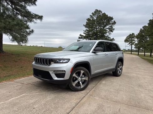 Used 2024 Jeep Grand Cherokee Limited image 3