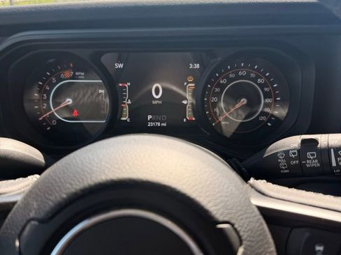 Used 2025 Jeep Wrangler Unlimited Rubicon image 7