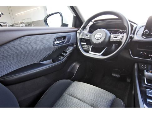 Used 2023 Nissan Rogue SV image 11