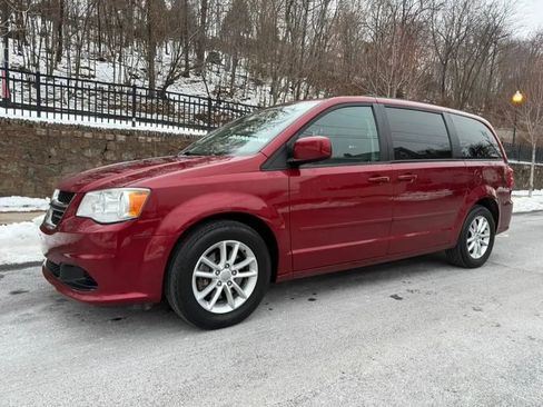 Used 2014 Dodge Grand Caravan SXT image 2