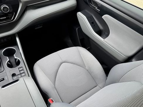 Used 2023 Toyota Highlander L FWD image 26