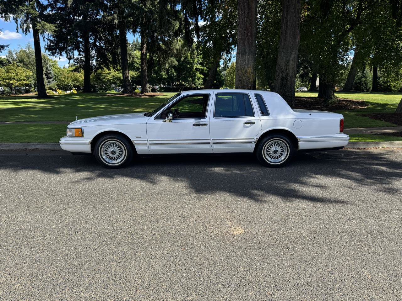 Used 1994 Lincoln Town Car Executive RWD image 2