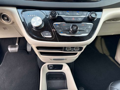 Used 2023 Chrysler Pacifica Touring-L FWD image 26