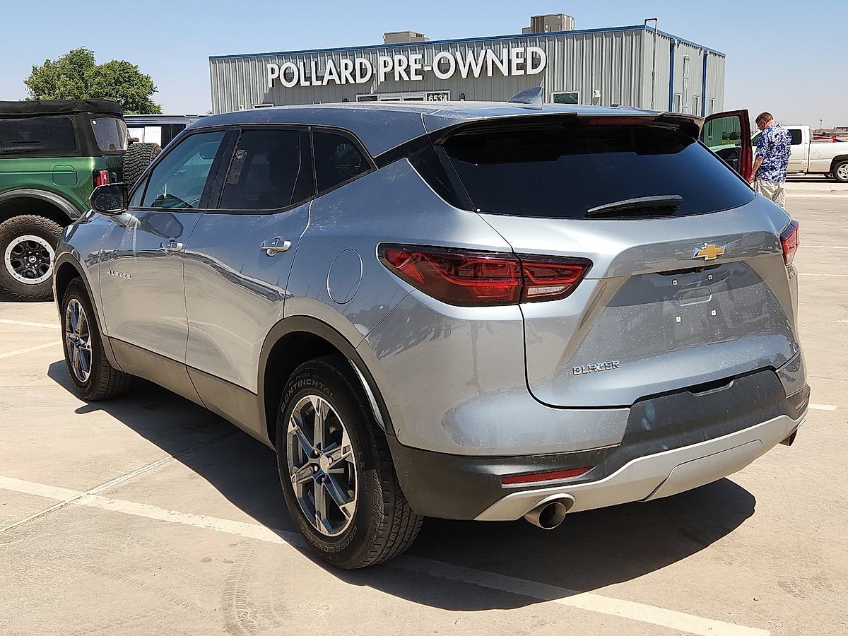 Used 2025 Chevrolet Blazer LT FWD image 2