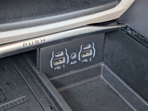 Used 2024 Chrysler Pacifica Limited image 22