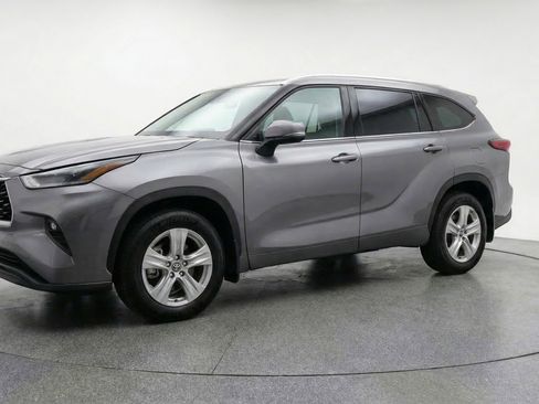 Used 2025 Toyota Highlander LE FWD image 3