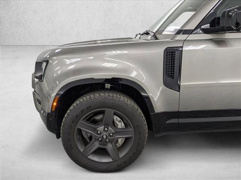 Used 2025 Land Rover Defender 110 X-Dynamic SE image 10