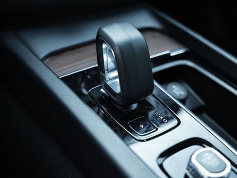 Used 2024 Volvo XC60 B5 Plus image 22