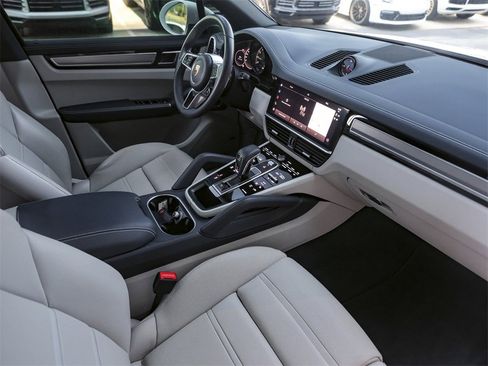 Certified 2023 Porsche Cayenne Platinum Edition image 38