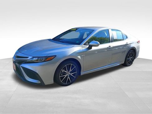 Used 2024 Toyota Camry SE image 3