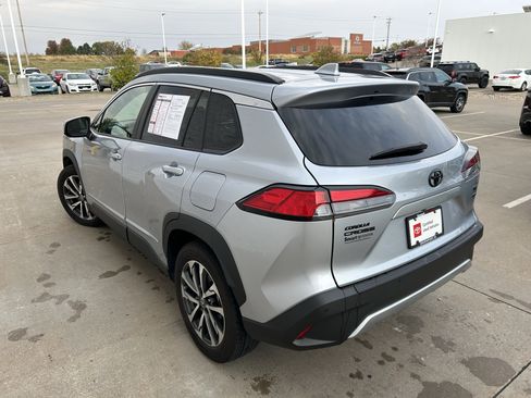 Certified 2022 Toyota Corolla Cross XLE image 4