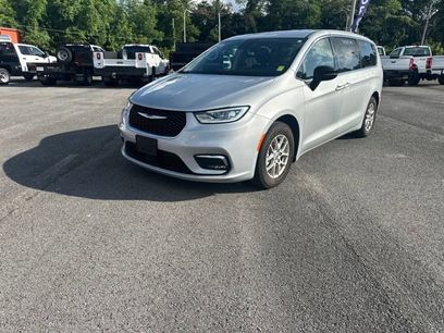 Used 2024 Chrysler Pacifica Touring-L