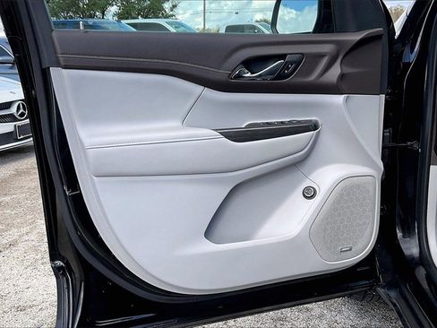 Used 2023 GMC Acadia SLT image 17