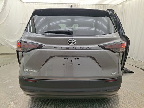 Used 2026 Toyota Sienna XLE FWD image 18