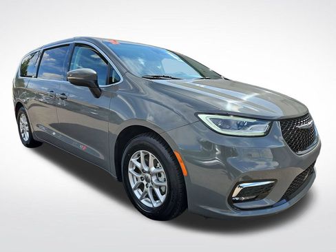 Used 2023 Chrysler Pacifica Touring-L FWD image 7