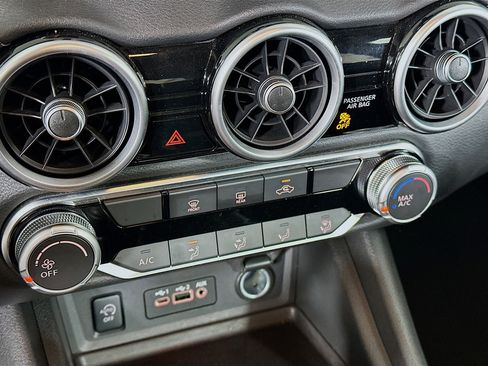 Used 2018 Chevrolet Equinox LT image 23