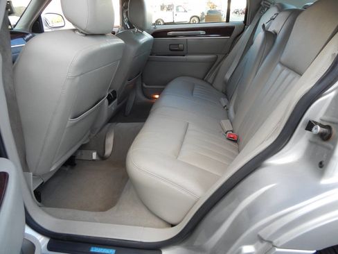 Used 2007 Lincoln Town Car Signature image 29