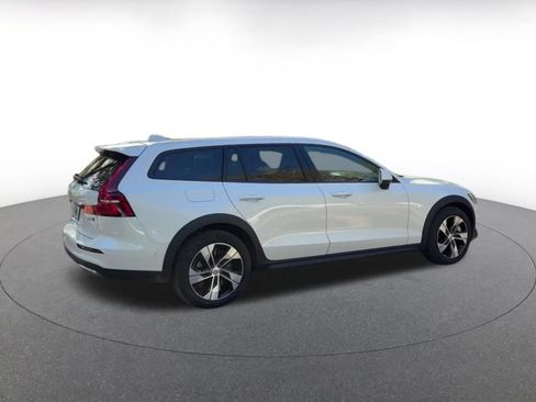 Used 2025 Volvo V60 B5 Cross Country Plus image 15