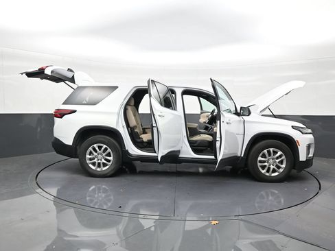 Used 2023 Chevrolet Traverse LS FWD image 28