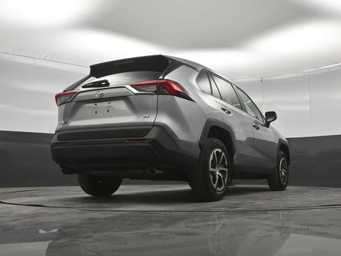 Used 2022 Toyota RAV4 LE FWD image 40