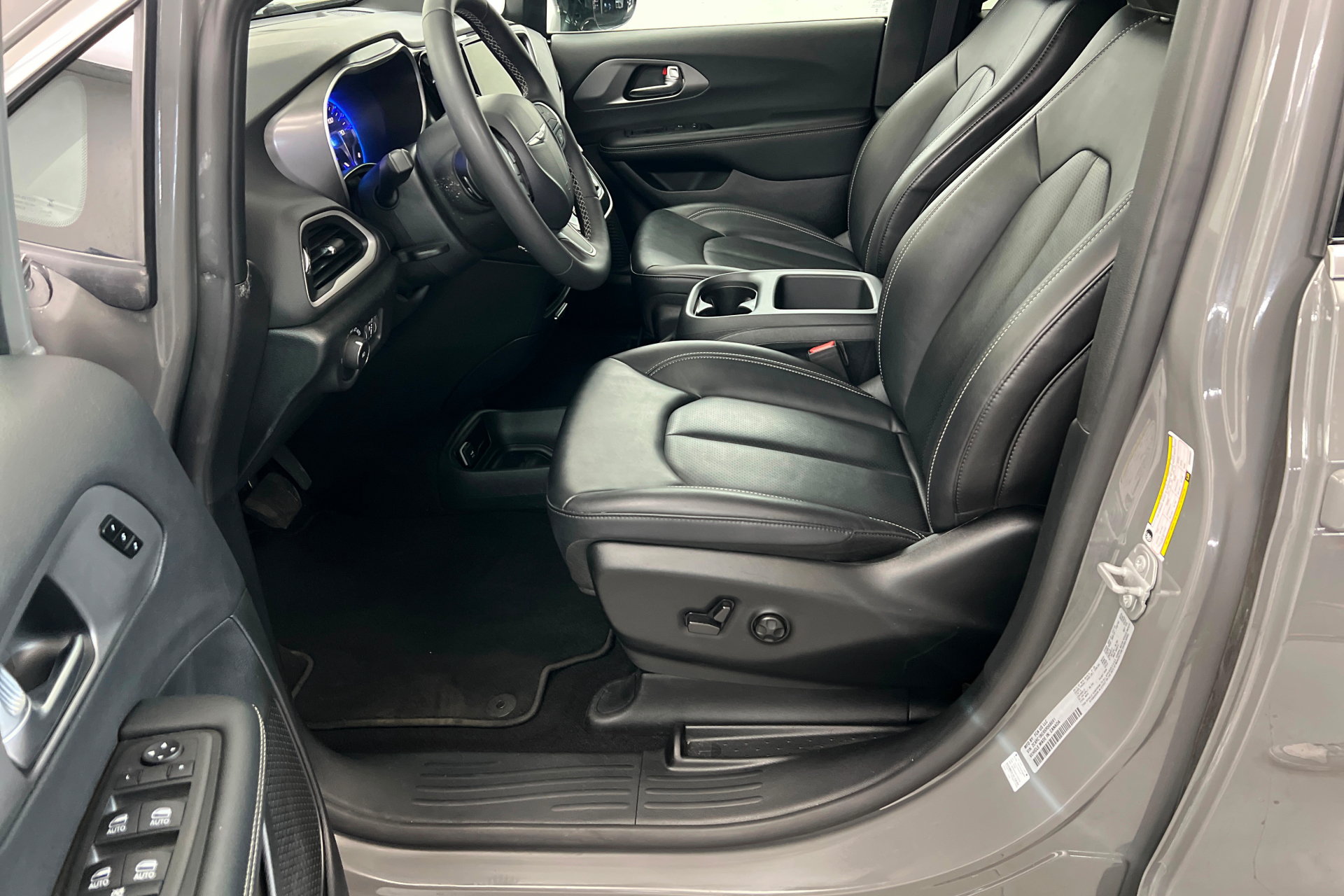 Used 2025 Chrysler Pacifica Select FWD image 18