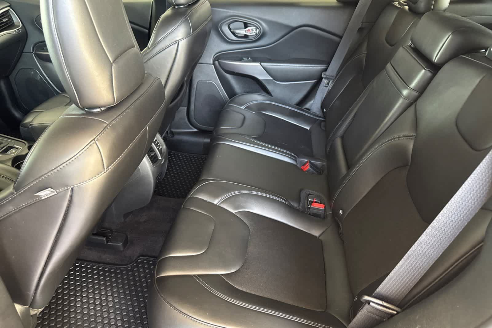 Used 2019 Jeep Cherokee Latitude Plus w/ Cold Weather Group AWD/4WD image 4