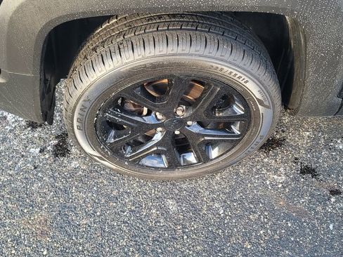 Used 2018 Jeep Renegade Altitude w/ UConnect 8.4 Nav Group AWD/4WD image 6