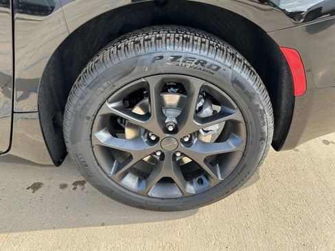 New 2027 Chrysler Pacifica Limited AWD/4WD image 10
