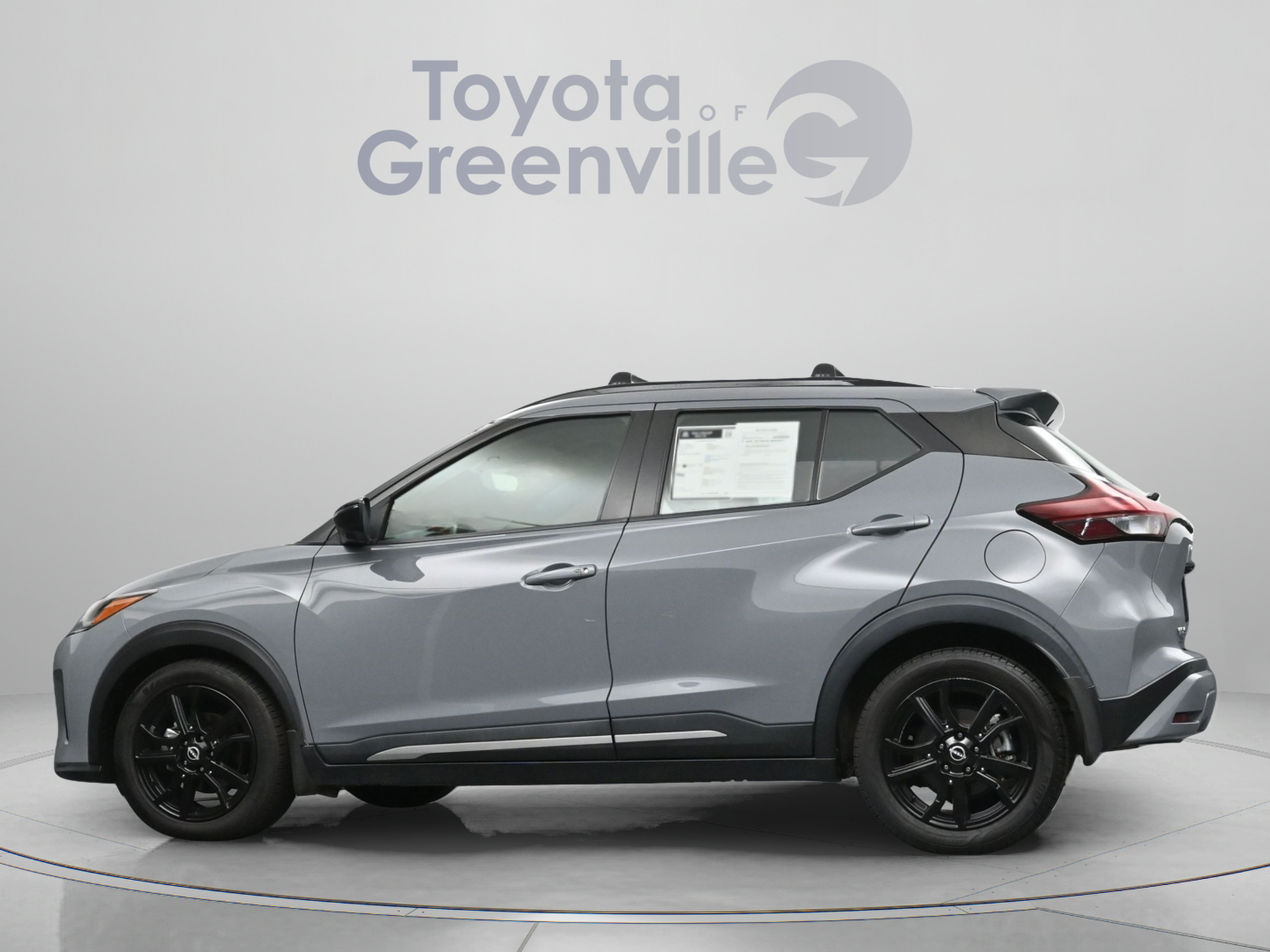 Used 2022 Nissan Kicks SR w/ Premium Package FWD image 6