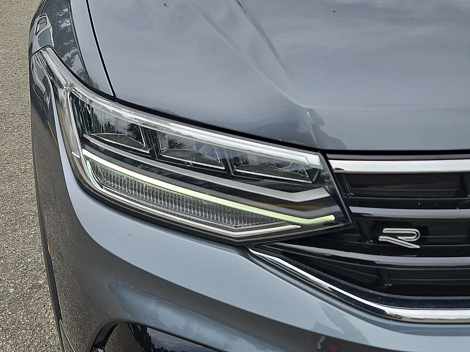Used 2024 Volkswagen Tiguan SE R-Line AWD/4WD image 10