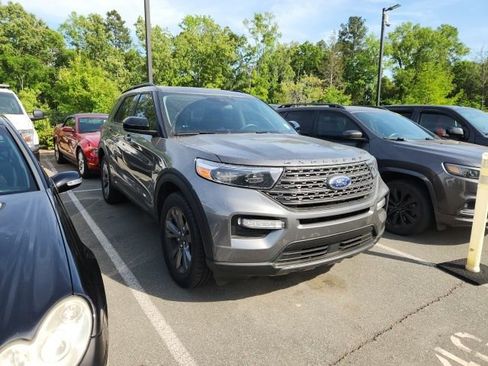 Used 2022 Ford Explorer XLT w/ Equipment Group 202A image 2