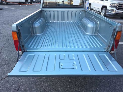 Used 1993 Nissan Pickup 2WD Regular Cab image 12