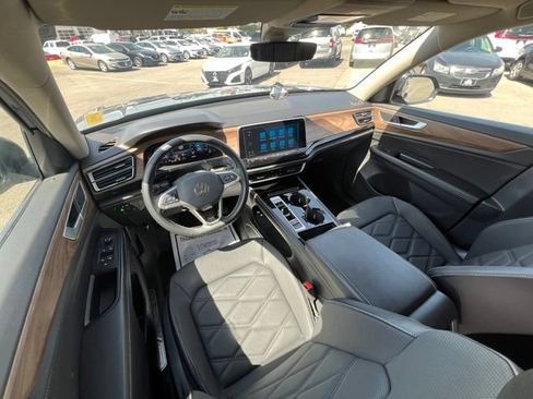 Used 2024 Volkswagen Atlas SE AWD/4WD image 17