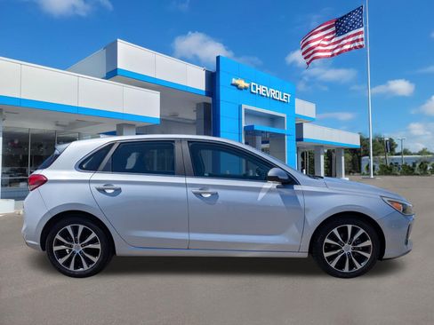 Used 2018 Hyundai Elantra GT image 3