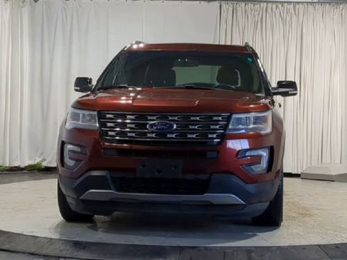 Used 2016 Ford Explorer XLT w/ Equipment Group 202A image 3