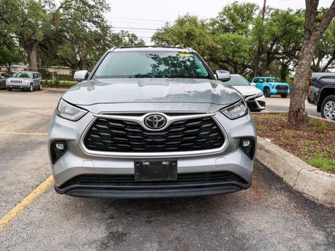 Used 2020 Toyota Highlander XLE FWD image 3